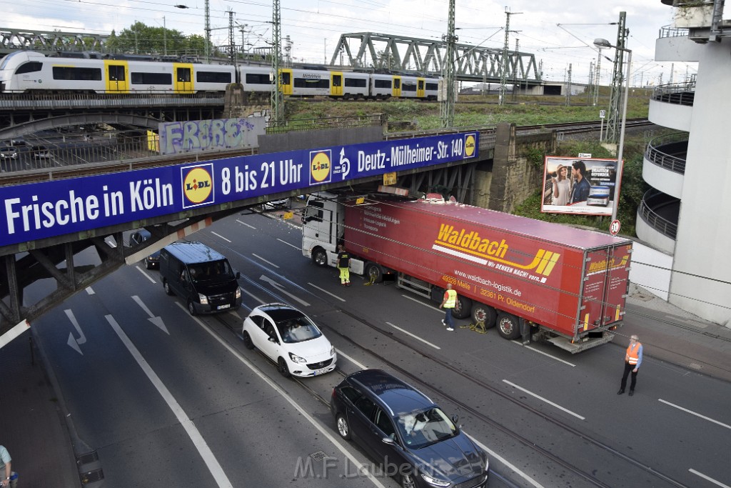 LKW blieb unter Bruecke haengen Koeln Deutz Opladenerstr Deutz Muelheimerstr P061.JPG - Miklos Laubert